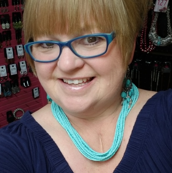 Meet your Posher, Cris - Picture 3 of 5